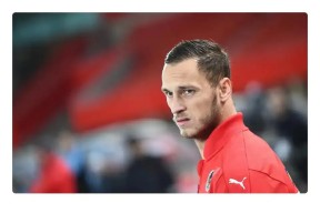 加时末段AC米兰调整名单以备社区盾，远射贴柱环节打磨，质疑声仍在，资深球员宣示担当的简单介绍